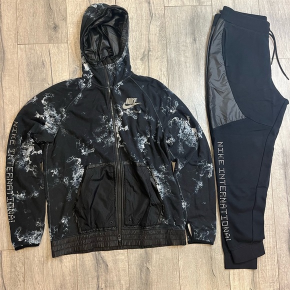 Nike international Black and Gray Tracksuit. Large. - Picture 2 of 12